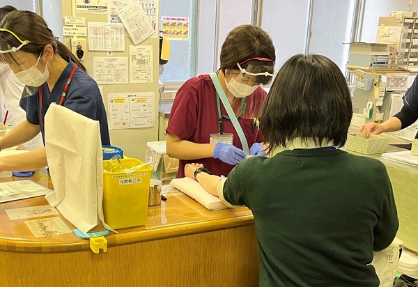 採血をする荒尾市民の写真