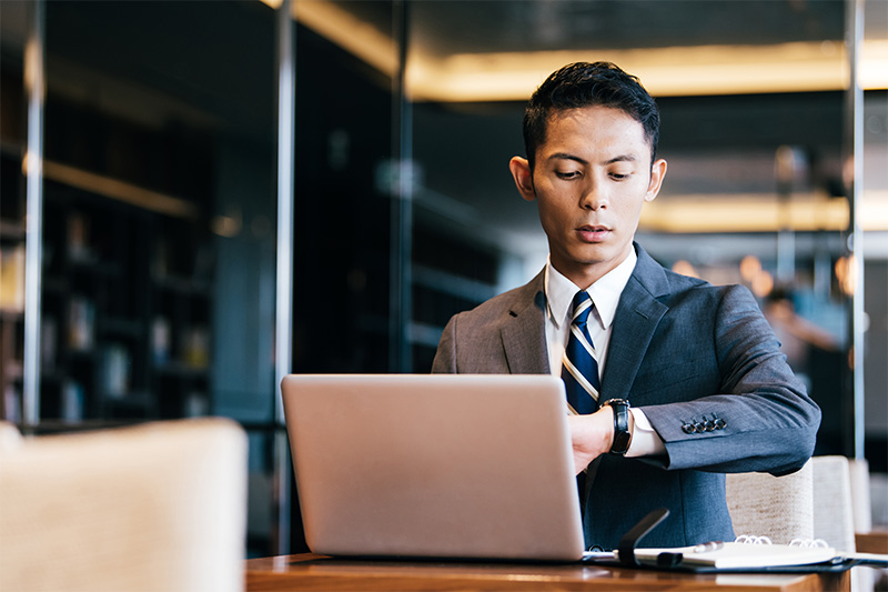 業務時間外のPC利用を抑止し、長時間労働を抑制